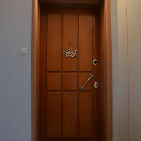 Del's Apartment