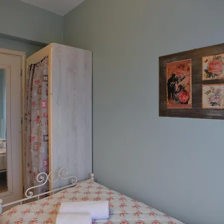 Del's Apartment